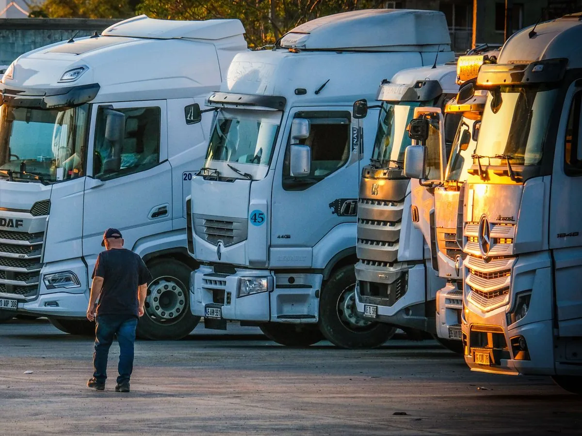 Ťahače DAF XF a ďalšie kamióny na parkovisku